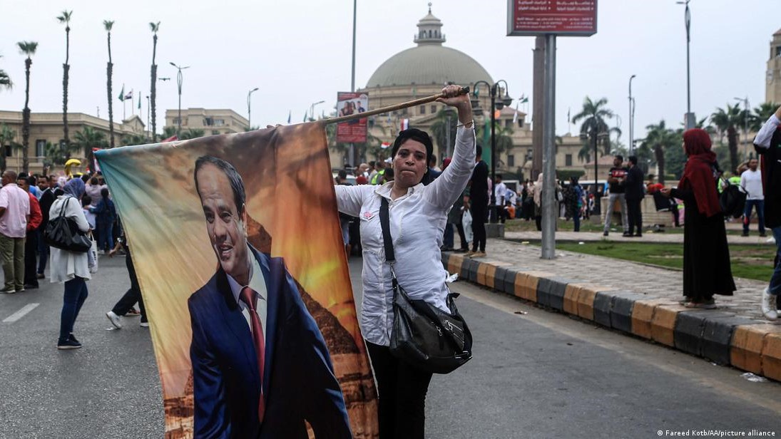 تجرى الانتخابات على مدى ثلاثة أيام، حتى يوم الثلاثاء المقبل في حين يرى البعض أنها محسومة سلفا للرئيس السيسي تجرى الانتخابات على مدى ثلاثة أيام، حتى يوم الثلاثاء المقبل في حين يرى البعض أنها محسومة سلفا للرئيس السيسي