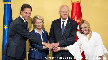 أثارت مذكرة التفاهم بين الاتحاد الأوروبي وتونس انتقادات حقوقية  ‏Foto Freek van den Bergh/ANP/picture alliance  Das Memorandum of Understanding zwischen der Europäischen Union und Tunesien löste Menschenrechtskritik aus Foto picture alliance