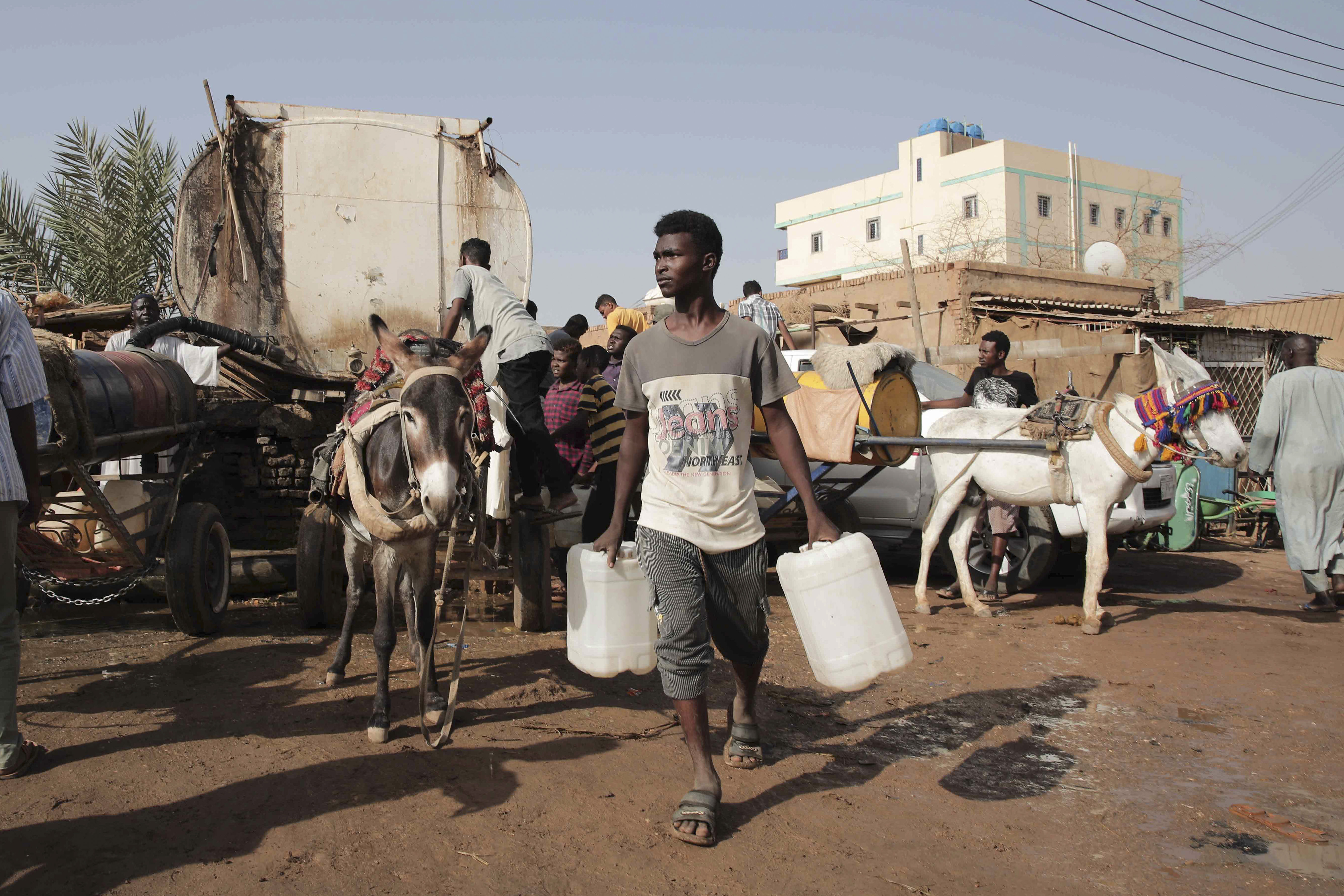 Menschen versammeln sich am 28. Mai 2023 in Khartum, Sudan, um Wasser zu sammeln.