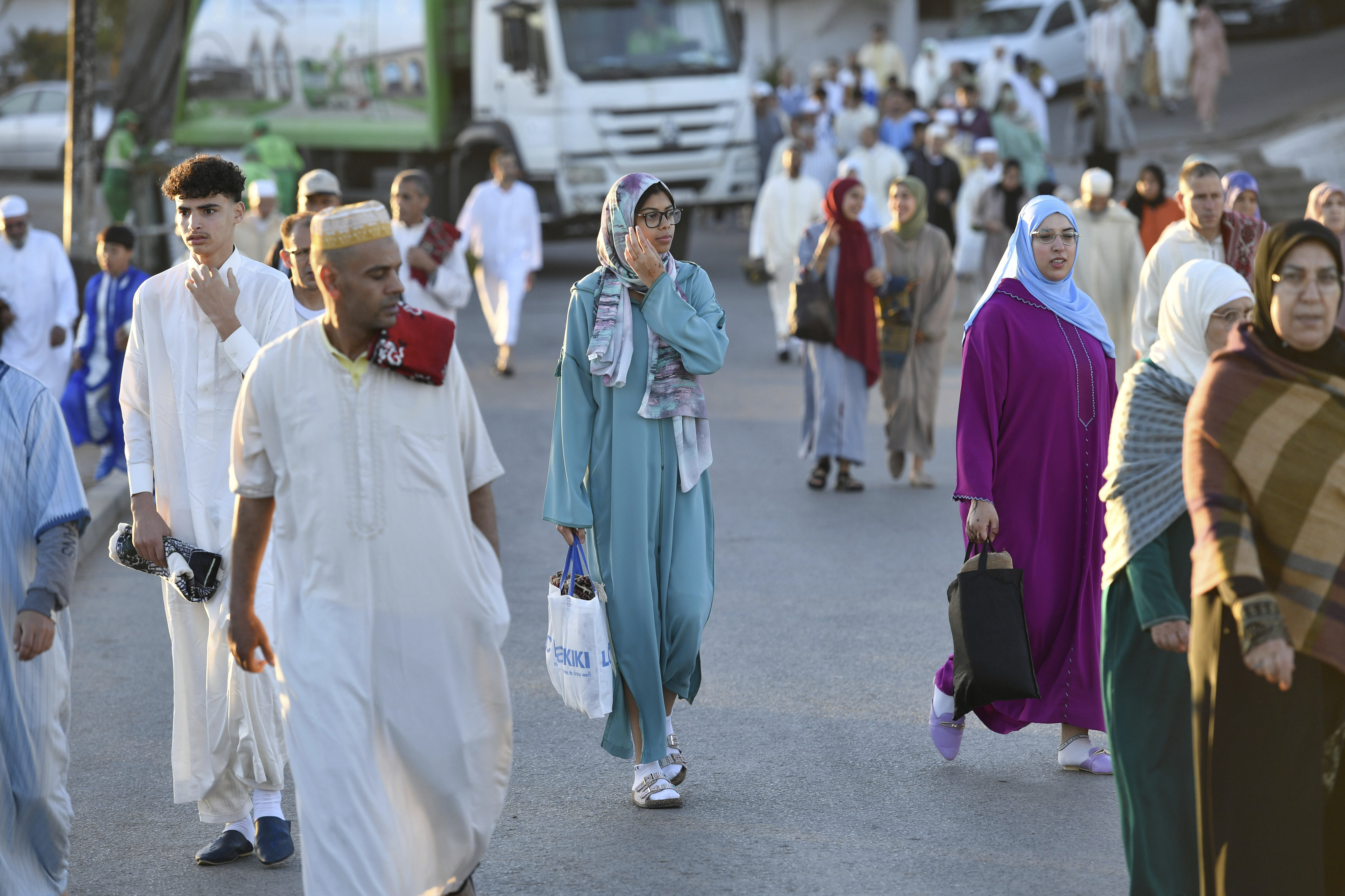 Marokkaner versammeln sich frühmorgens zum Eid al-Adha-Gebet