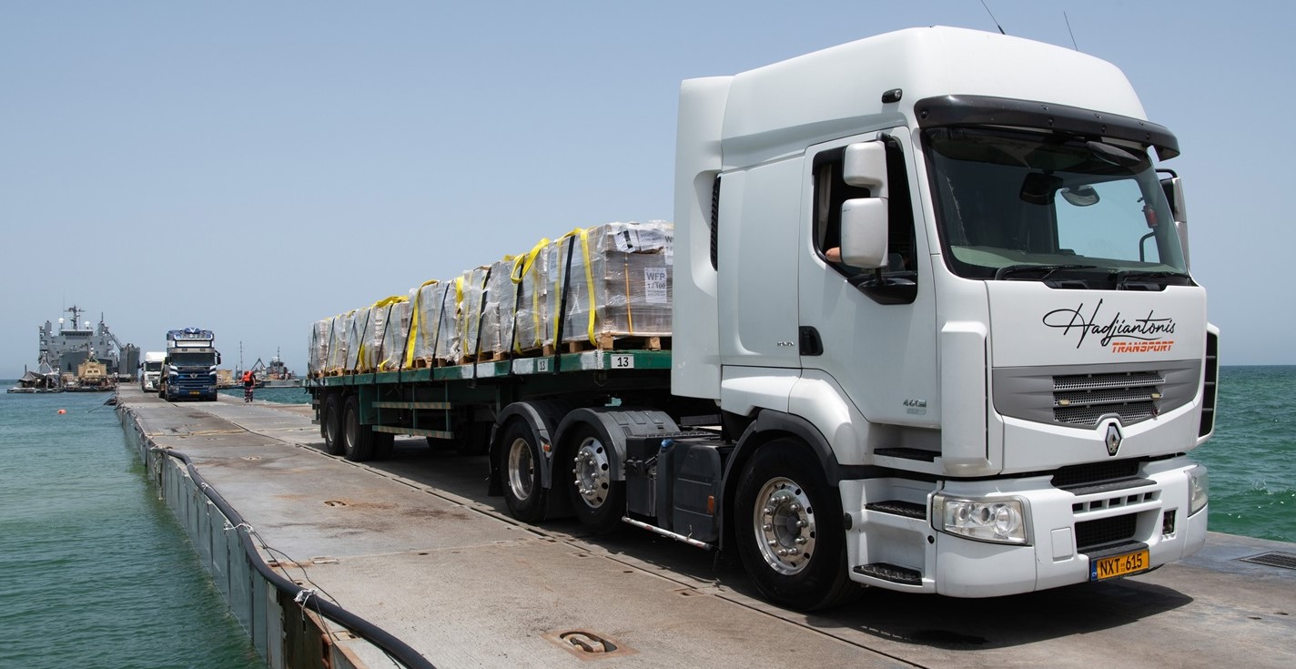 Lastwagen mit humanitärer Hilfe von den Vereinigten Arabischen Emiraten nach Gaza