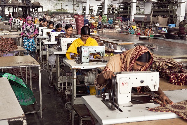 Frauen arbeiten in Bangladesch an Nähmaschinen