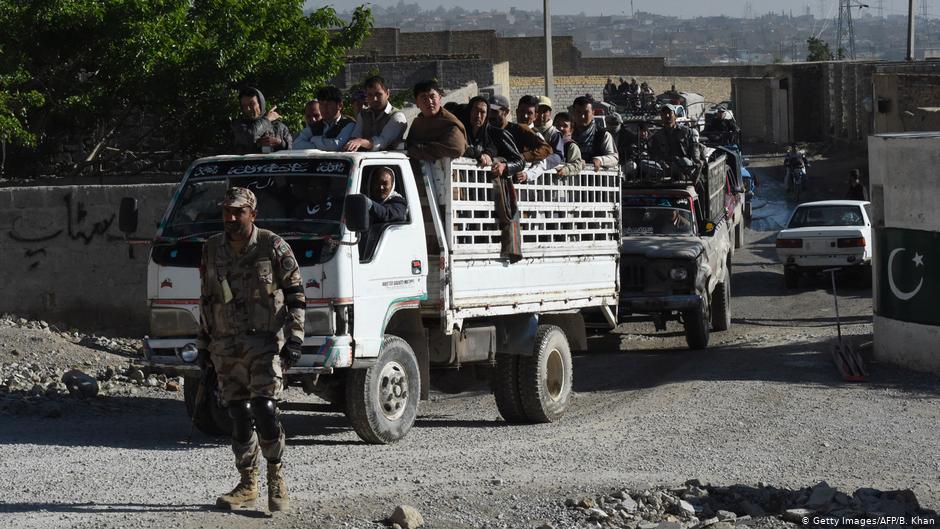 A Pakistani paramilitary soldier stands guard as vehicles carry Shia Hazara minority traders to a fruit and vegetable market from their heavily guarded enclave where they live on the outskirts of Quetta (photo: Getty Images/AFP/B. Khan)