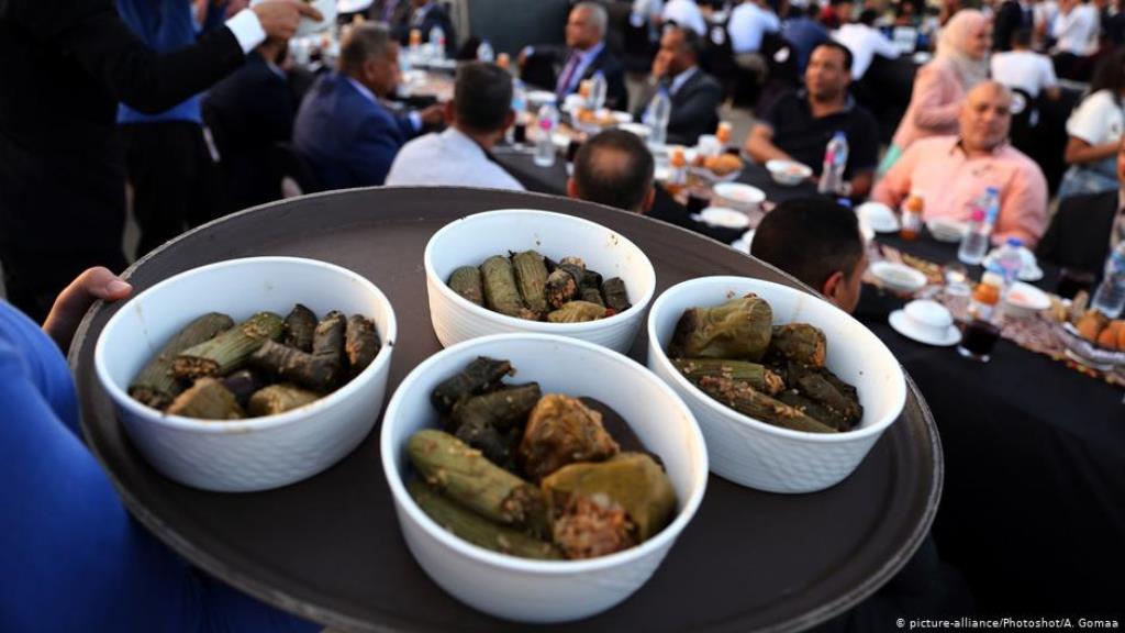 تناول الطعام بسرعة وقت الإفطار، قد يتسبب في عسر الهضم ومشاكل بالقولون