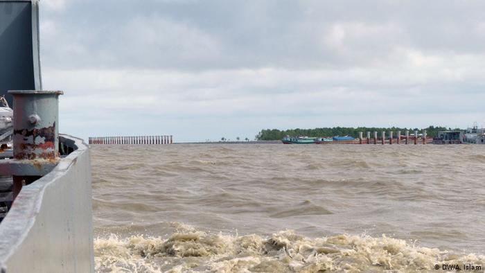 Far from the mainland: Bhasan Char, which means "floating island" in Bengali, emerged less than 20 years ago in the Bay of Bengal. The island is located 30 kilometres away from mainland Bangladesh. The government of the Muslim-majority country plans to relocate some 100,000 Rohingya refugees to this island from the overcrowded Cox's Bazar