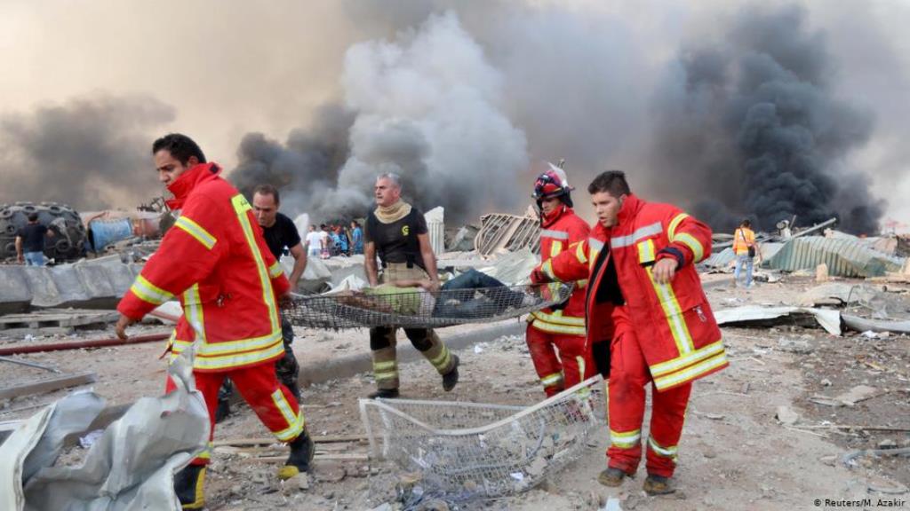 Feuerwehrmänner tragen einen Mann auf einer Bahre (Reuters/M. Azakir)