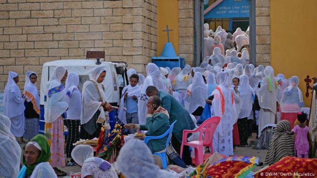 Orthodox Christians dressed in white in front of the church (photo: M. Gerth-Niculescu)