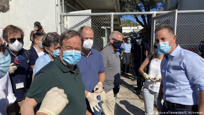 Armin Laschet visiting the Moria refugee camp (picture-alliance/dpa/D. Hülsmeier)