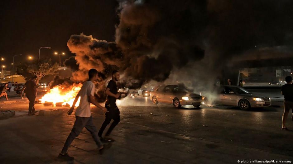 Jugendliche protestieren in der ostlibyschen Stadt Bengasi; Foto: picture-alliance/dpa