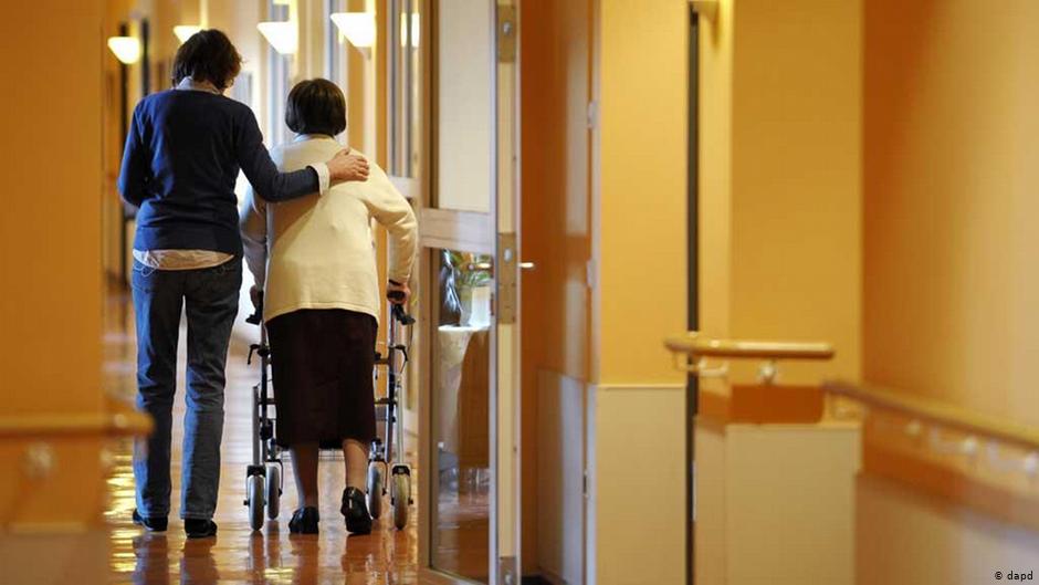 A volunteer carer and a patient in a Berlin hospice (photo: dapd)