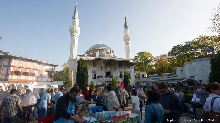 في يوم المسجد المفتوح - مساجد ألمانيا تستقبل الزوار محافظة على التباعد الاجتماعي في زمن كورونا