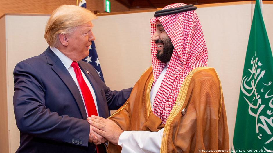 الرئبس الأمريكي دونالد ترمب مع ولي الهد السعودي محمد بن سلمان في قمة العشرين. Japan Osaka | G20 Gipfel | Donald Trump und Mohammed Bin Salman (Reuters/Courtesy of Saudi Royal Court/B. Algaloud)