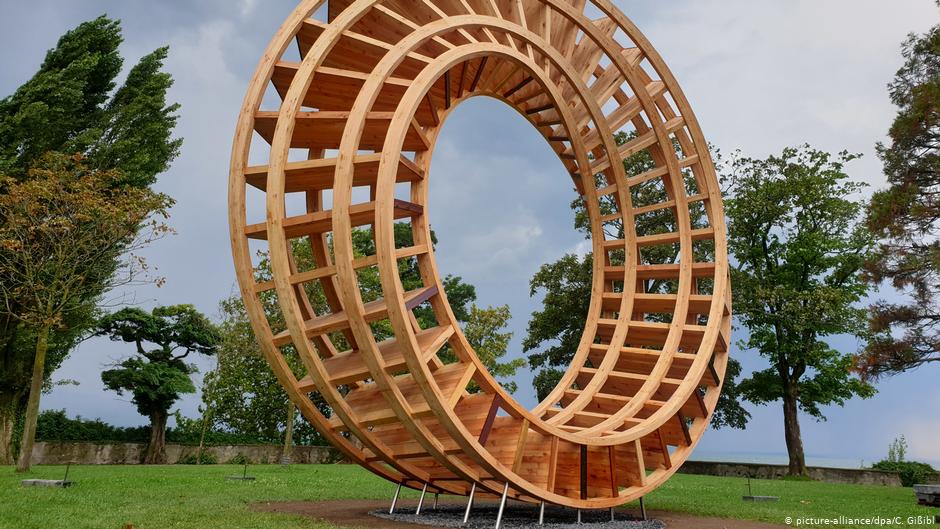 Ring for Peace wooden sculpture (photo: picture-alliance/dpa/C. Gißibl)