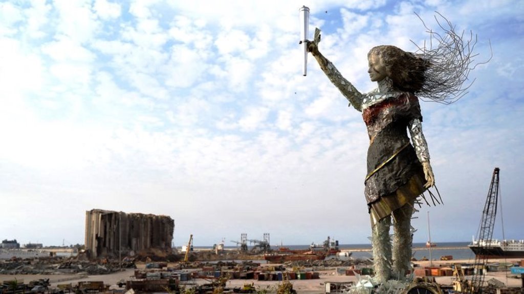 Lebanese artist Hayat Nazer has erected a statue made of broken glass, metal and bits of rubble on the harbour opposite the site of the explosion. The clock shoes the time of the explosion – 6.08 pm (photo: Andrea Backhaus)