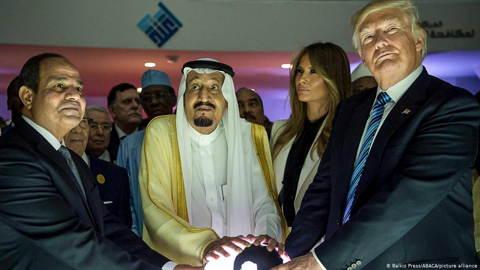 Egyptian President Abdul Fattah al-Sisi with King Salman of Saudi Arabia and U.S. President Donald Trump in Riyadh, 2017 (photo: picture-alliance/Abaca/Balkis Press)