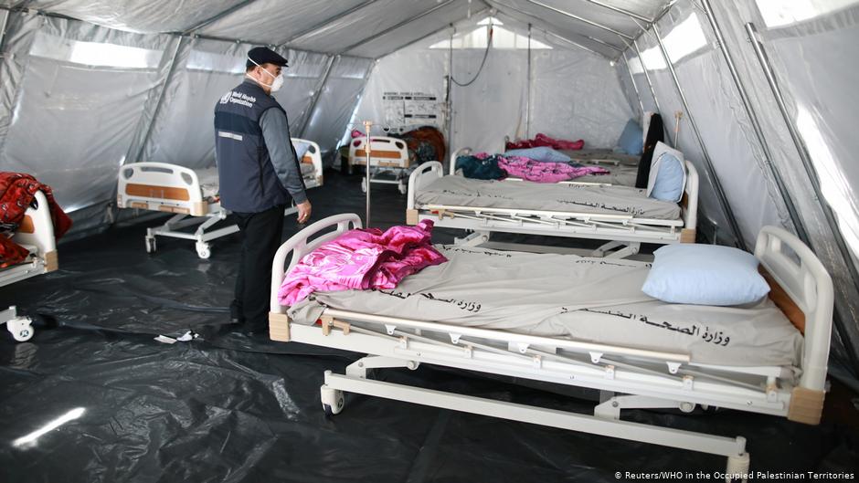 Mitglieder der Weltgesundheitsorganisation WHO besichtigen eine temporäre Quarantäne-Station in der Stadt Rafah; Foto: Reuters/WHO in the Occupied Palestinian Territories