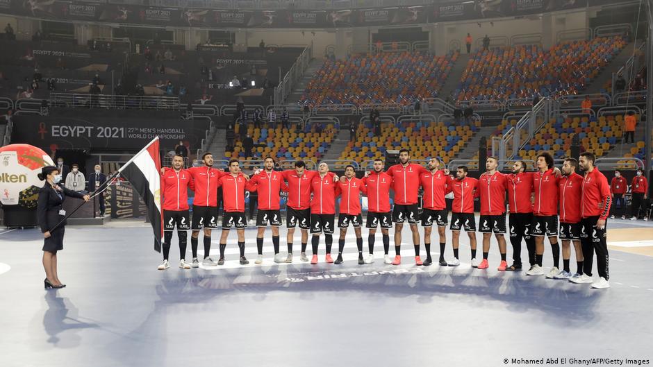 Die ägyptische Mannschaft posiert vor dem Eröffnungsspiel der Handball-Weltmeisterschaft der Männer 2021 zwischen den Mannschaften der Gruppe G Ägypten und Chile in der Sporthalle des Kairoer Stadions in der ägyptischen Hauptstadt am 13. Januar 2021. Foto: Getty Images/AFP/Pool/Mohamed Abd El Ghany