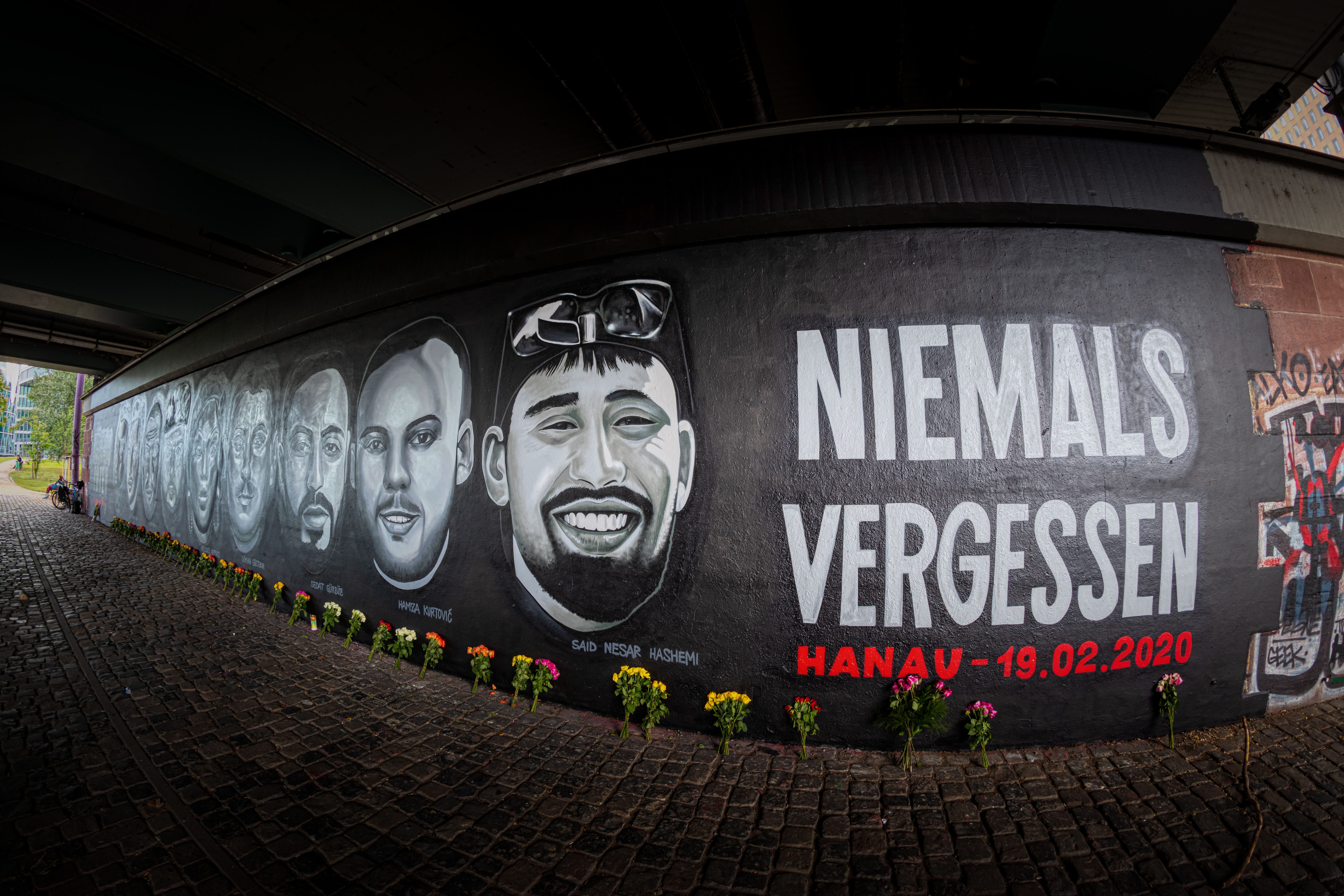 Right-wing terrorist attack in Hanau: a 27-metre-long wall of graffiti in Frankfurt/Main commemorates the victims of the Hanau attack on 19 February 2020.