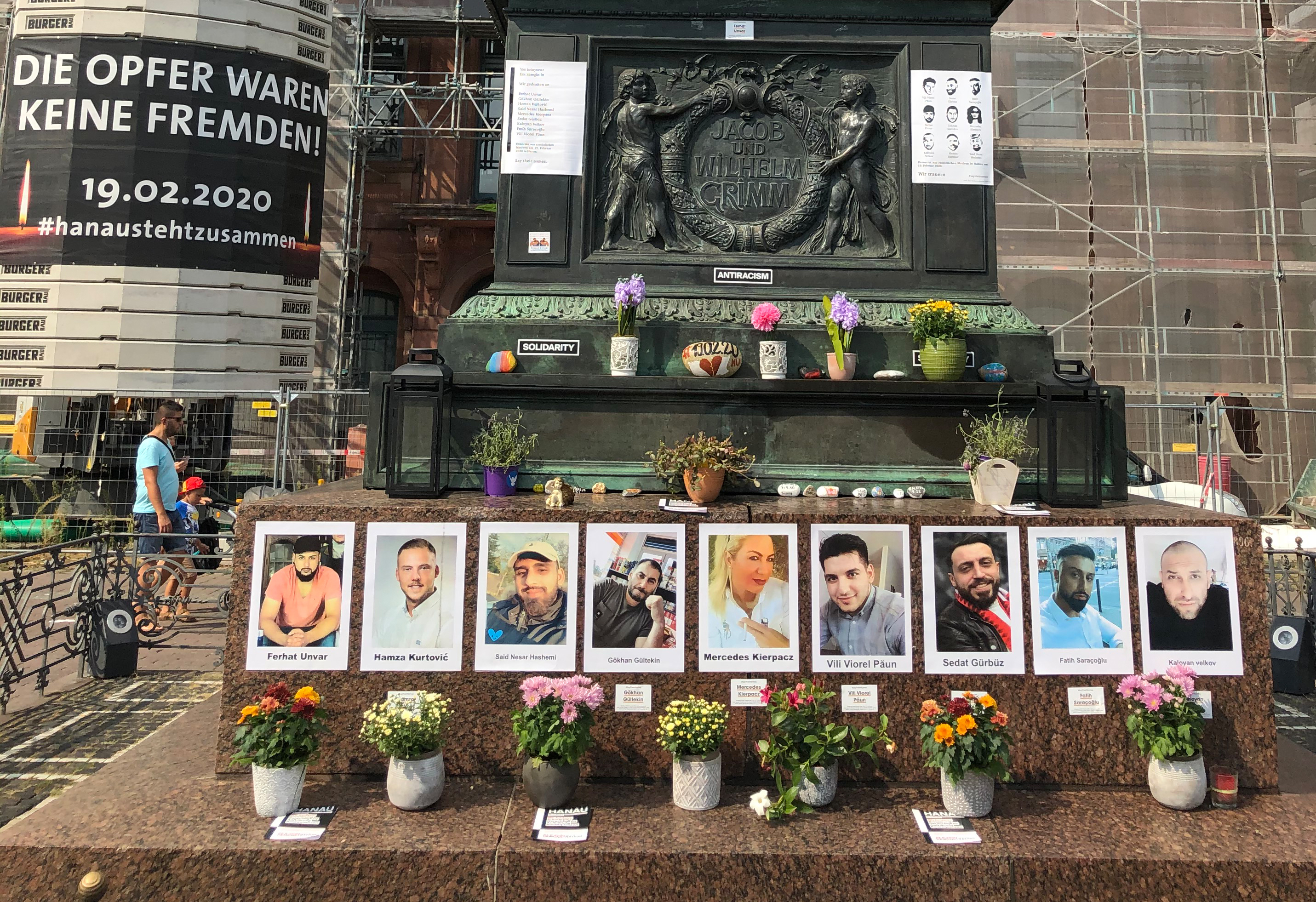 The victims of the racially motivated terrorist attack of 19 February 2020 are commemorated under the Brothers Grimm monument on Hanau's market square. At the time, 43-year-old German Tobias R. shot nine people at several locations in the city. Afterwards, he allegedly also killed his mother before killing himself (photo: picture alliance/dpa/Christine Schultze)