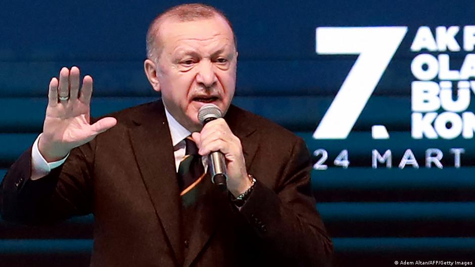 Recep Tayyip Erdogan spricht zu seinen Anhängern während einer politischen Versammlung seiner Regierungspartei AKP, in Ankara, 24. März 2021; Foto: Adem Altan/AFP/Getty Images