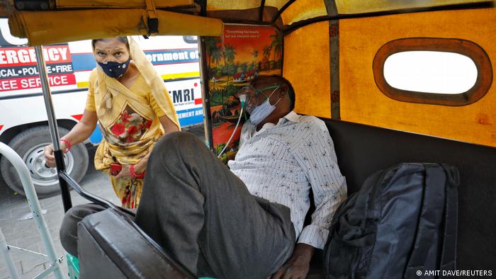 Indien Bildergalerie Coronavirus | Ahmedebad, COVID-19 Patient in Motorrikscha