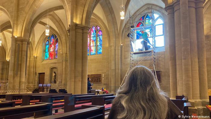 Galeriebilder | Eine Künstlerin aus Afghanistan gestaltet Kirchenfenster:  Frau Maqsoodis Gespür für Licht. (Foto: Manja Wolff/DW) 