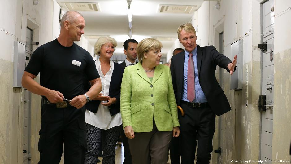 المؤرخ هوبيرتوس كنابه مع المستشارة أنغيلا ميركل في زيارة لأحد السجون السابقة لجهاز الشتازي.