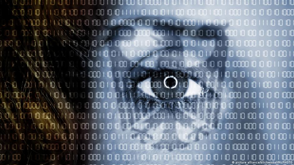 في الوقت المعاصر فتح الإنترنت مجالا واسعا للمراقبة والتجسس عبر العالم.