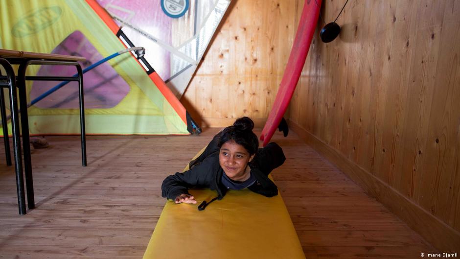 Eine Schülerin überprüft ihre Surfpositionen, nachdem sie sich ein Video angesehen hat. Foto: Imane Djamil