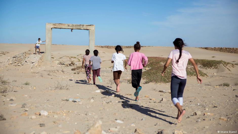 Kinder spielen in dem alten spanischen Fort, bevor sie an einer Surfstunde teilnehmen. Foto: Imane Djamil