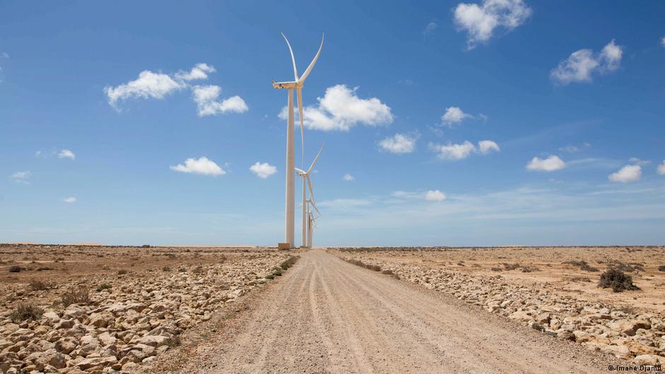 Eine Windturbine steht in Tarfaya. Foto: Imane Djamil