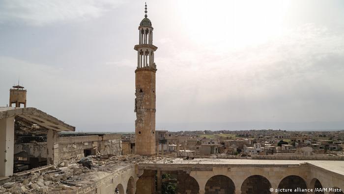 سوريا - خمسة عقود في قبضة عائلة الأسد: بشار على نهج أبيه حافظ في حكم السوريين بالحديد والنار 