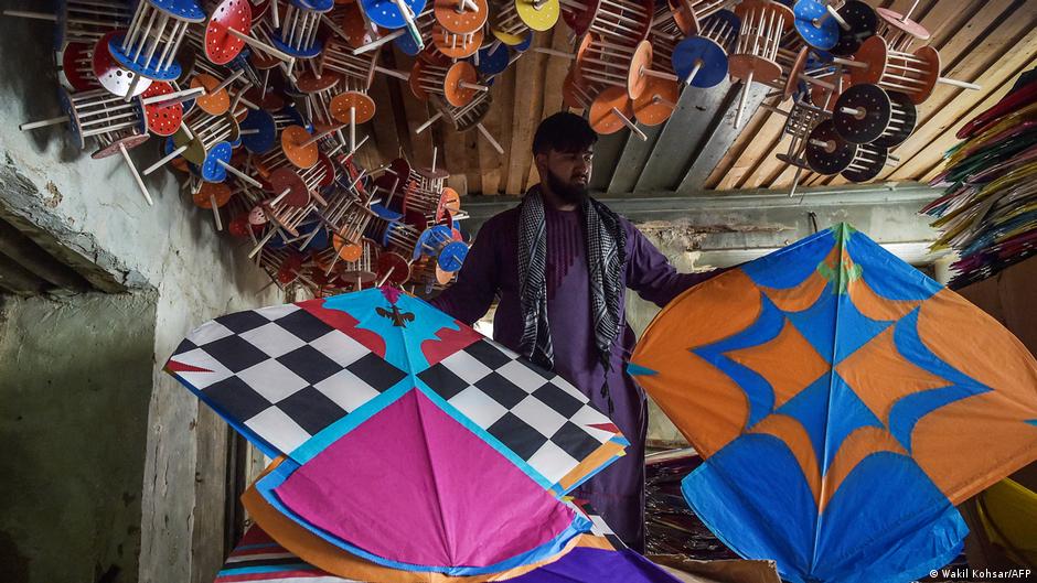 Auf diesem Foto vom 9. Juni 2021 zeigt ein Drachenverkäufer seine Ware zum Verkauf in einem Geschäft im Shor Bazaar in der Altstadt von Kabul; Foto: Wakil Kohsar/AFP