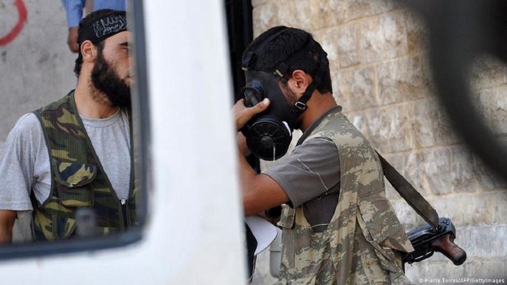 Syrien Kämper mit Gasmaske in Aleppo Chemiewaffen.