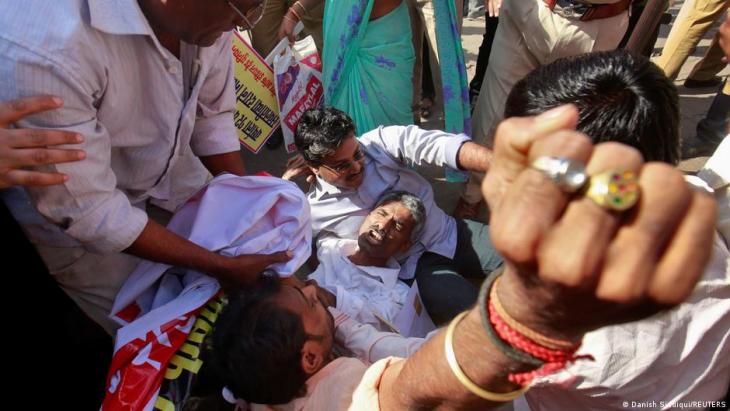 Arbeiter verschiedener Gewerkschaften bei einem Streik schreien Parolen während einer Straßenblockade in Mumbai am 20. Februar 2013; Foto: REUTERS/Danish Siddiqui