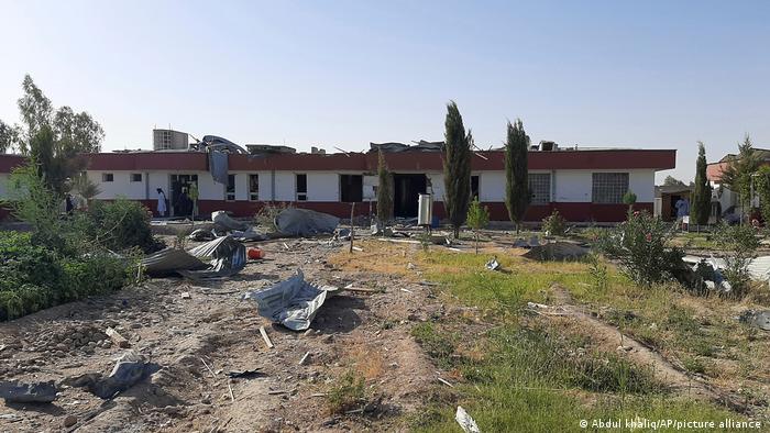 Damaged clinic after airstrikes in Lashkar Gah, Helmand Province (photo: Abdul Khaliq/AP/picture-alliance)