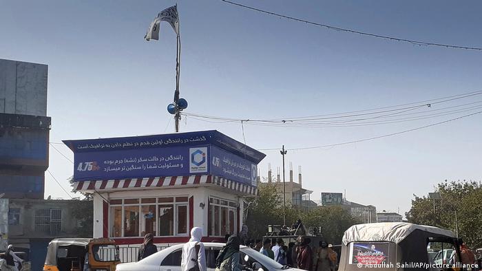 Taliban fighters stand guard at a roundabout in Kunduz (photo: Abdullah Sahil/AP/picture-alliance)