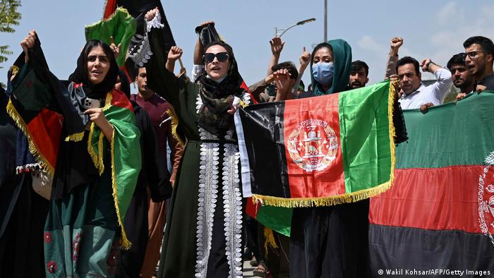 Afghaninnen halten in Kabul ihre Landesfahne hoch