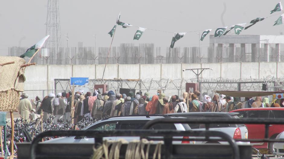 الحدود الأفغانية الباكستانية - يسعى العديد من الأفغان لدخول باكستان. Afghanistan  Pakistan Grenzuebergang in Chaman Foto DW