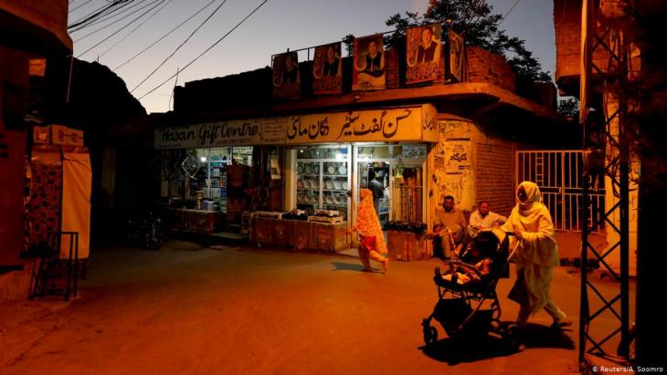 Eine Straße bei Sonnenuntergang in Mariabad, Quetta, Pakistan; Foto: Reuters/A. Soomro.