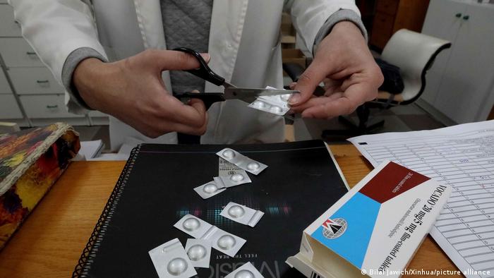 Apotheker teilt Packungen von Tabletten auf