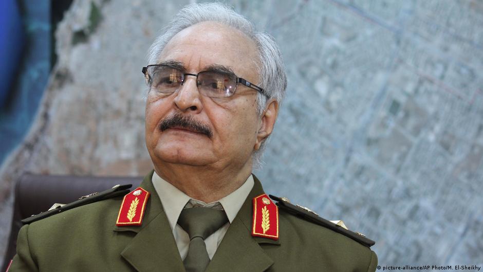 General Khalifa Haftar, Libyens oberster Armeechef, spricht während eines Interviews mit The Associated Press in al-Marj, Libyen am 18.03.2015; Foto: picture-alliance/AP Photo/ M. El-Sheikhy