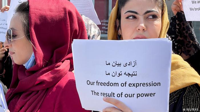 الحياة في أفغانستان في ظل حكم حركة طالبان  Afghan protest for women's and civil rights in front of the presidential palace in Kabul, Afghanistan, on September 3, 2021FOTO Reuters 