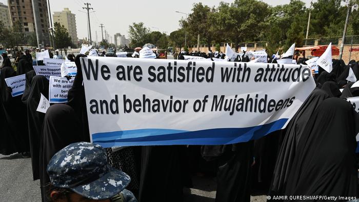 الحياة في أفغانستان في ظل حكم حركة طالبان Veiled women hold banners and placards while marching during a pro-Taliban rally outside the Shaheed Rabbani Education University in Kabul on September 11, 2021 