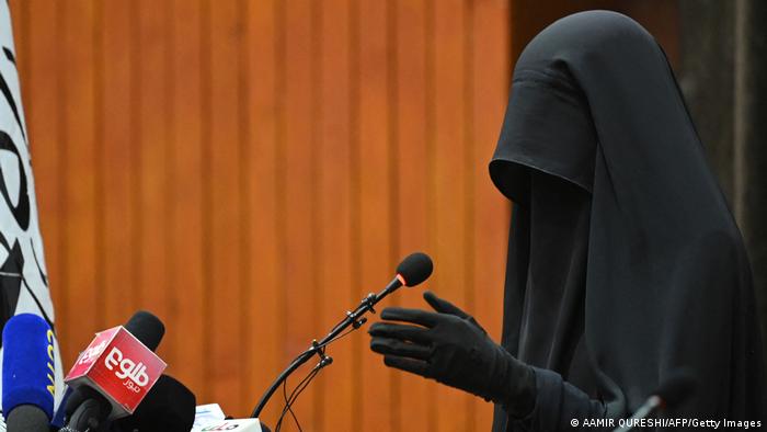 الحياة في أفغانستان في ظل حكم حركة طالبان  08_A female student in a full-body shroud speaks at a pro-Taliban rally at the Shaheed Rabbani Education University in Kabul on September 11, 2021 FOTO GETTY IMAGES