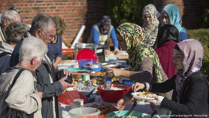 يوم المساجد المفتوحة في ألمانيا 2021 - تراجع عدد الزوار لا يعود فقط إلى كورونا   15_Deutschland Berlin Tag der offenen Moschee FOTO PICTURE ALLIANCE