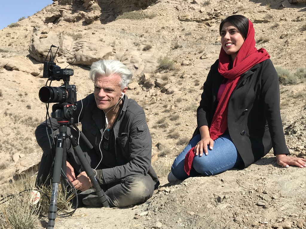 Die iranische Musikethnologin Yalda Yazdani und der Leiter der Zeitgenössischen Oper Berlin, Andreas Rochholl, in Kabul; Foto: Zeitgenössische Oper Berlin