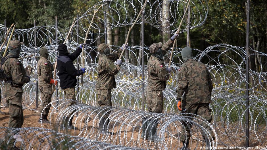Soldaten und ein hoher Stacheldrahtzaun - so will Polen illegale Grenzübertritte aus Belarus unterbinden Soldaten und ein hoher Stacheldrahtzaun - so will Polen illegale Grenzübertritte aus Belarus unterbinden