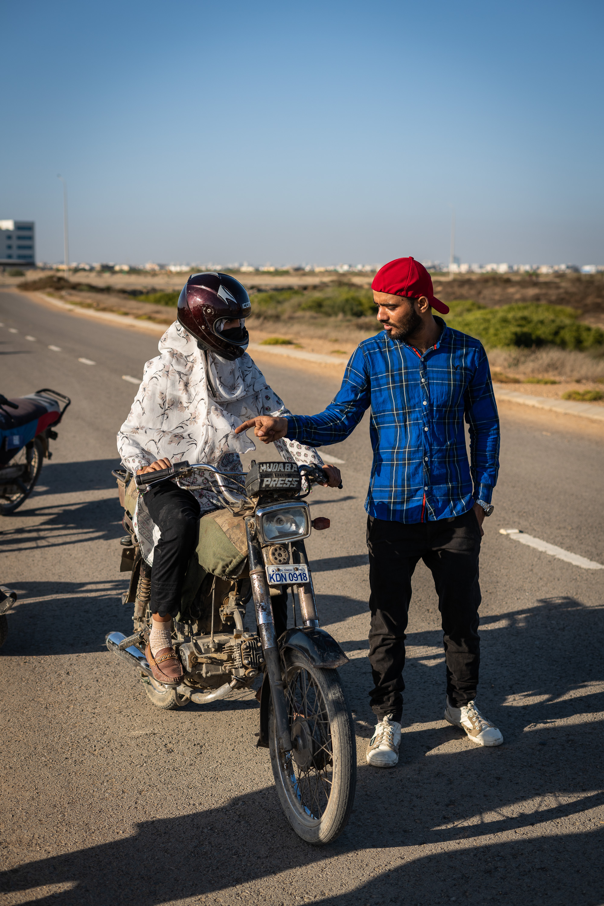 Sairah Abbasi bekommt von einem Pink Riders Fahrlehrer Anweisungen für ihre vierte Fahrstunde in Karachi, Pakistan (photo: Philipp Breu)