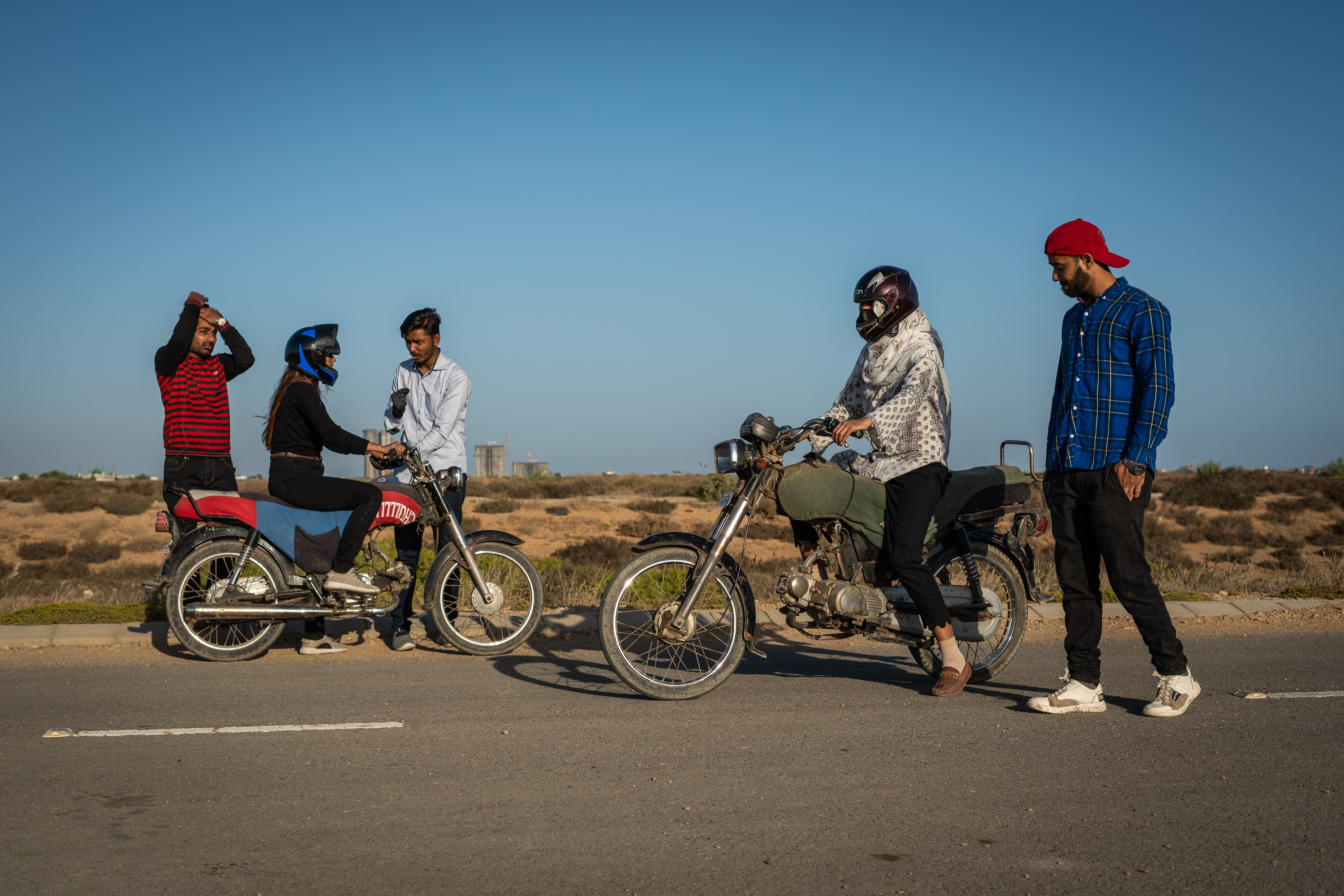 Sairah Abbasi (2. von rechts) und Khizra Ail (2. von links) bekommen von ihren Pink Riders Fahrlehrern Anweisungen während einer Fahrstunde in Karachi, Pakistan (photo: Philipp Breu)